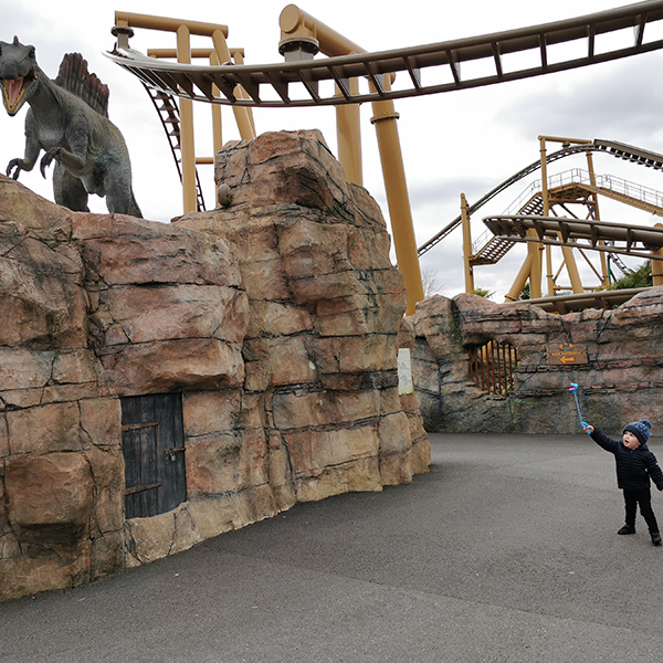 toddler boy at paultons park