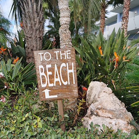 to the beach sign